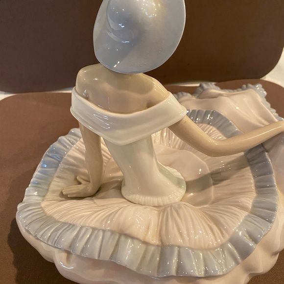NAO PORCELAIN FIGURINE - Picture 4 of 6